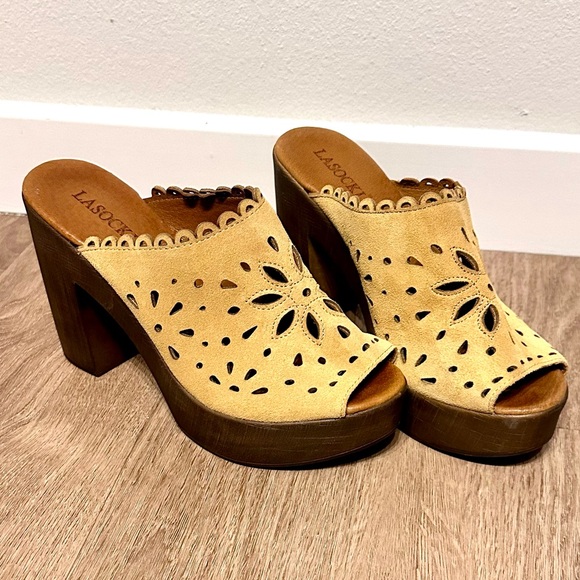 Lasocki 1970s style suede cutwork platform sandals.. Size 7.5 - Picture 2 of 8